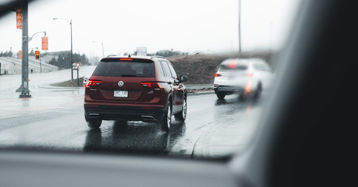 Mokra jezdnia, pewny kierowca: praktyczny przewodnik po bezpiecznej jeździe w deszczu