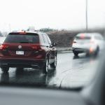 Mokra jezdnia, pewny kierowca: praktyczny przewodnik po bezpiecznej jeździe w deszczu