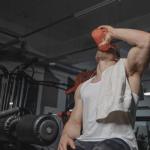 Kreatyna bez tajemnic: jak działa, jakie daje efekty i jak zacząć, by szybciej robić postępy