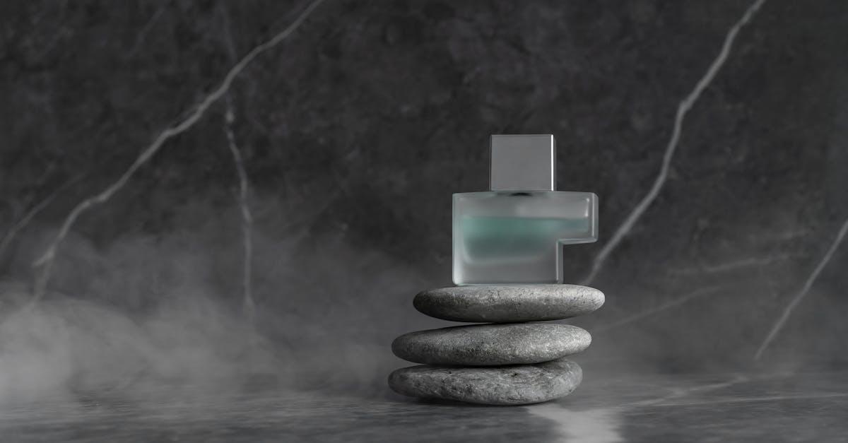 Zapach, który nosisz jak ubranie: jak wybrać perfumy podkreślające Twój styl