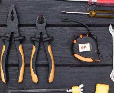 Sprytne przechowywanie narzędzi w kawalerce: 15 trików, które uwolnią przestrzeń i ułatwią majsterkowanie