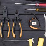 Sprytne przechowywanie narzędzi w kawalerce: 15 trików, które uwolnią przestrzeń i ułatwią majsterkowanie