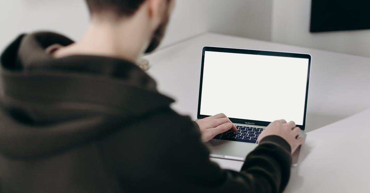 Zdalna praca bez frustracji: wybierz laptop, który naprawdę nadąży