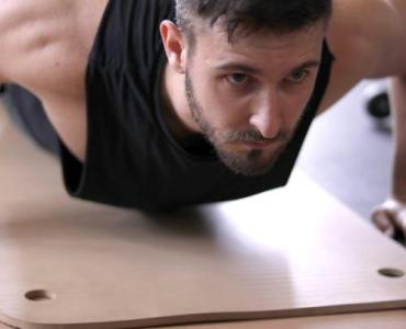 Jak rosnąć w siłę, nie w rozmiar: 10 sprawdzonych metod na czystą moc