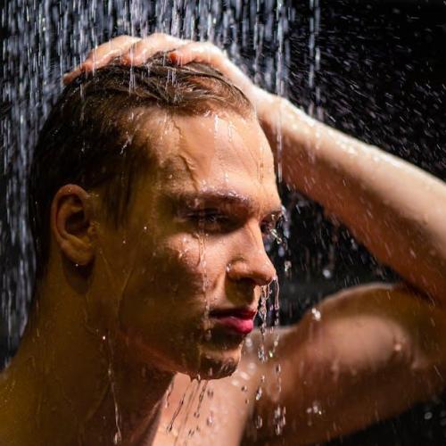 Od potu do połysku: ekspresowy rytuał dla włosów po siłowni