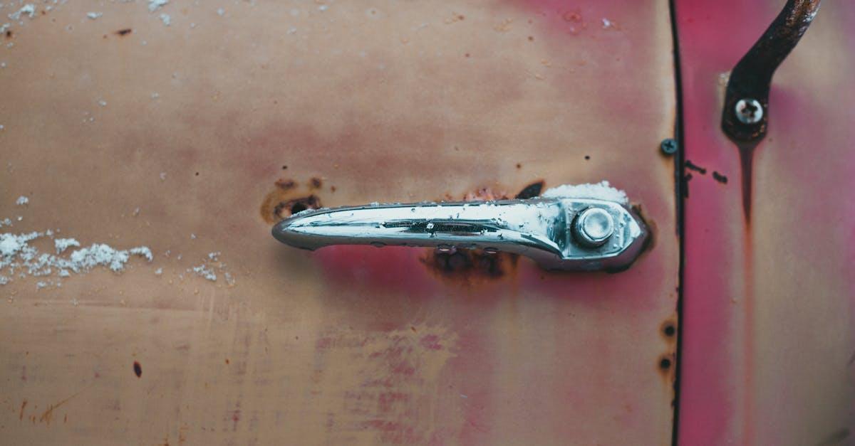 Rdza nie śpi: 9 newralgicznych miejsc w aucie, które korodują jako pierwsze