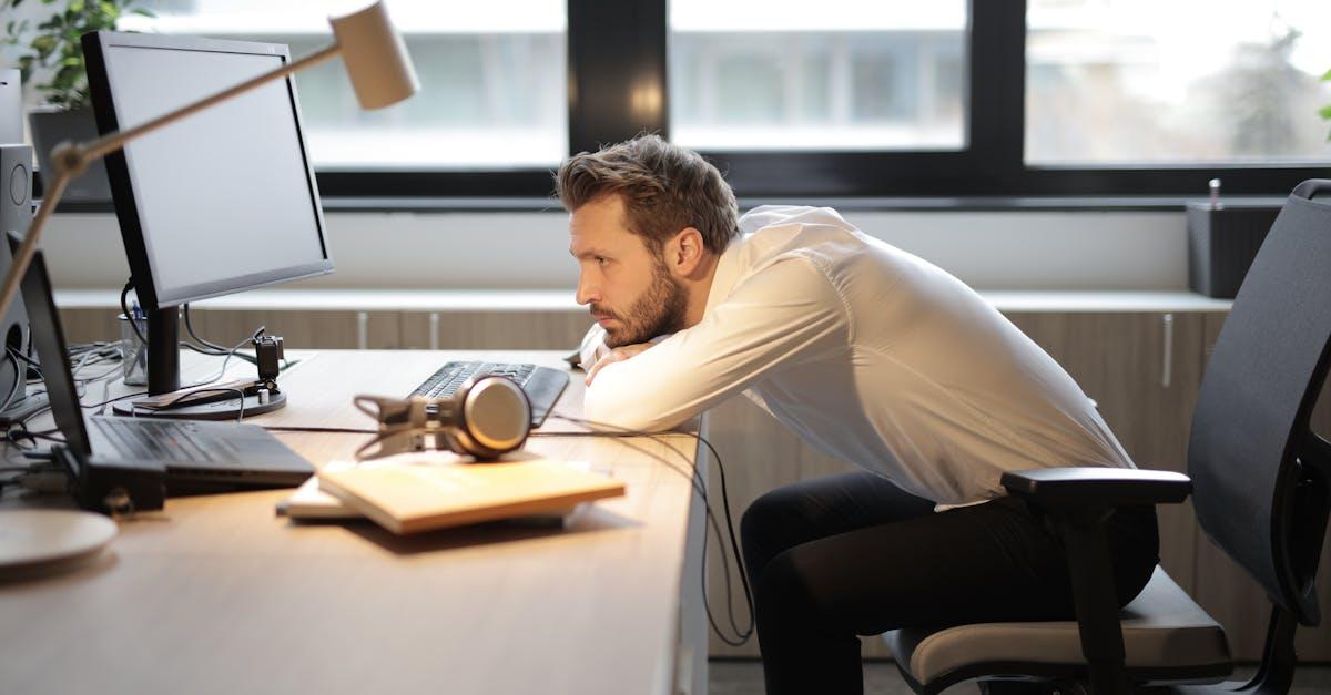 Z biurka w świetną formę: 15-minutowy plan, który odblokuje plecy i doda energii po pracy