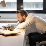 Z biurka w świetną formę: 15-minutowy plan, który odblokuje plecy i doda energii po pracy