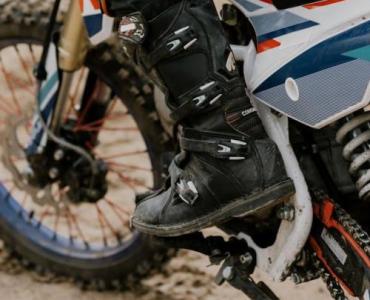 Twoje tempo, Twoje buty: przewodnik po obuwiu motocyklowym dopasowanym do stylu jazdy