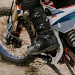 Twoje tempo, Twoje buty: przewodnik po obuwiu motocyklowym dopasowanym do stylu jazdy