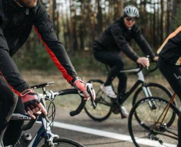 Deszcz? Wsiadaj! Jak uzbroić rower na mokre trasy i jeździć bez stresu