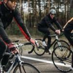 Deszcz? Wsiadaj! Jak uzbroić rower na mokre trasy i jeździć bez stresu