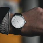 Mniej znaczy więcej: komu naprawdę służy prostota na nadgarstku?