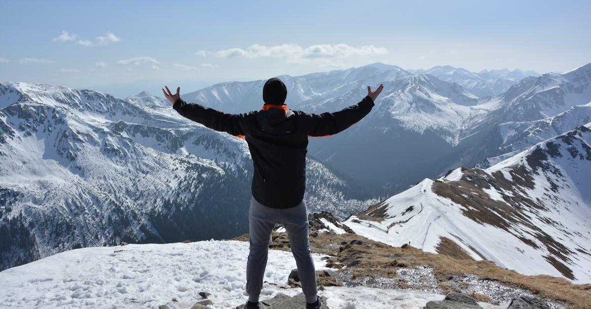 Gotowi na szlak? Zimowy niezbędnik w góry: co spakować, by było ciepło, lekko i bezpiecznie