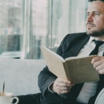 Pewność siebie, która pracuje: nawyki, dzięki którym zabierzesz głos i rozwiniesz skrzydła w pracy