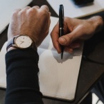Czerwone flagi w pracy: kiedy powiedzieć „dość” i ruszyć dalej?